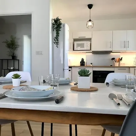 Zenith Secret Garden, Calm & Cosy, Parking, Tram Apartment *