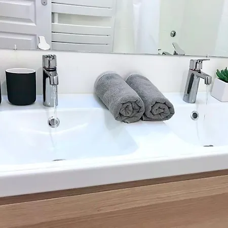 Apartment Zenith Secret Garden, Calm & Cosy, Parking, Tram *